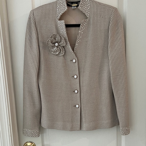 St. John Cream and Beige Tweed Skirt Set with Brooch - Picture 7 of 10